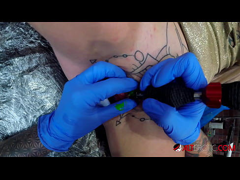 ❤️ Extrem tattooed Hottie Sully Savage krut en Tattoo op hirem Klitoris ❌ Porno bei eis ❌️❤